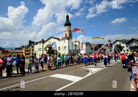 Castelrotto, Italia - 15 giugno 2013: Gruppo folcloristico e persone non identificate da un evento annuale tradizionale intitolato 'Oswald von Wolkenstein Ritt' Foto Stock