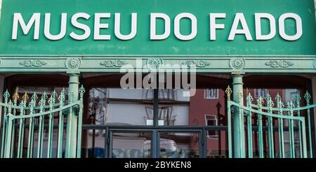 Museo do Fado (Museo del Fado), Lisbona, Portogallo. Bel segno verde dell'ingresso principale del luogo. Fado è un genere musicale Foto Stock