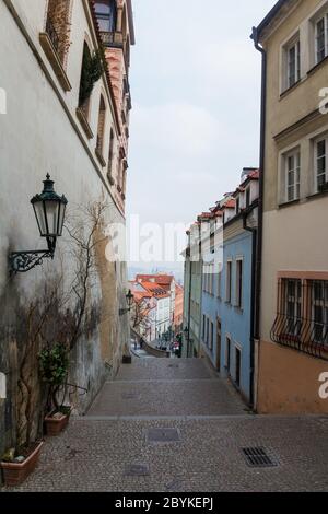 Praga (strada tipica), Repubblica Ceca. Bella foto verticale di un vicolo stretto nella storica capitale della Boemia. Architettura tipica europea Foto Stock