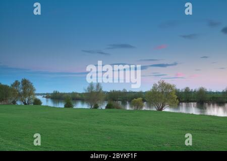 Tramonto tranquillo sul fiume Ijssel Foto Stock