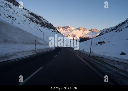 Vista panoramica sulla strada alpina alta Passo Julier in inverno. Vista sulle Alpi dell'Albula. Cantone di Graubuenden, Svizzera Foto Stock