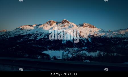 Alta strada alpina in inverno. Vista sulle Alpi svizzere. Cantone di Graubuenden, Svizzera. Foto Stock