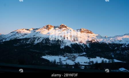 Alta strada alpina in inverno. Vista sulle Alpi svizzere. Cantone di Graubuenden, Svizzera. Foto Stock