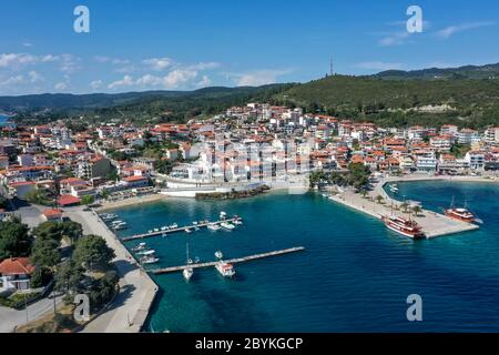 Veduta aerea di Neos Marmaras sulla penisola di Sithonia, nel Calcidica, Grecia Foto Stock