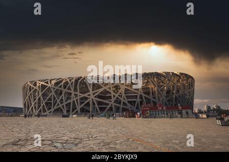 Pechino, quartiere di Chaoyang : lo Stadio Bird Nest si trova nel verde Olimpico - un Parco Olimpico a Chaoyang. Foto Stock