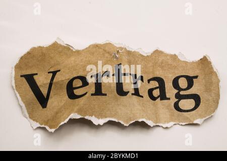 Concetto di accordo annullato: Primo piano di pezzo di carta sfridata isolata con la parola Vertrag (la parola tedesca 'vertrag' significa contratto), backgr bianco Foto Stock