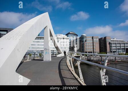 Tradecon Bridge, conosciuto localmente come Squiggly Bridge sul fiume Clyde, Glasgow Foto Stock