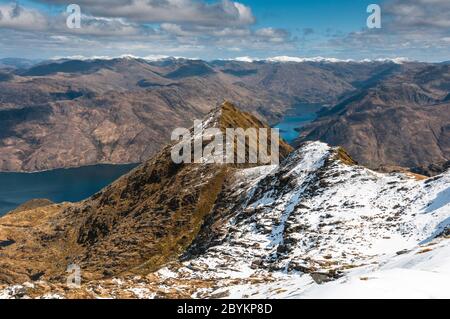 Loch Hourn e le montagne delle foreste di Kinlochhourn e Kintail da Ladhar Bheinn, Knoydart, Scozia Foto Stock