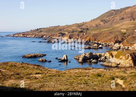 Oceano Pacifico sulla aspra California vicino al ponte di Bixby Creek. Autostrada CA1, Pacific Coast Highway. Stati Uniti d'America Foto Stock