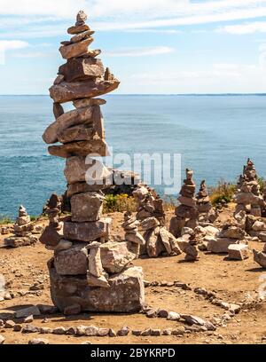 Cairns sulla spiaggia della Bretagna a Dinan, Francia Foto Stock