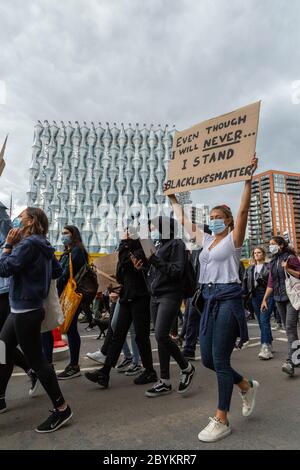 I manifestanti marciano fuori dall'ambasciata degli Stati Uniti durante una protesta contro Black Lives Matters, Nine Elms, Londra, 7 giugno 2020 Foto Stock