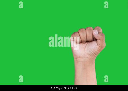Mano di un uomo asiatico forma pugno isolato su uno sfondo verde schermo. Foto Stock