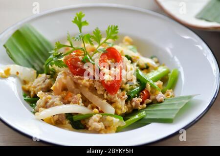 Mescolare uovo fritto e carne macinata di maiale o agitare uovo fritto e fermentati di maiale, cibo tailandese Foto Stock