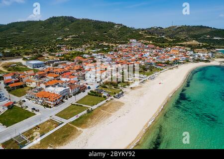 Veduta aerea del villaggio di Sarti sulla penisola di Sithonia, nel Calcidica, Grecia Foto Stock