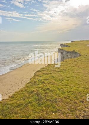 Spettacolare vista panoramica di una spiaggia solitaria con grandi scogliere sulla costa atlantica dell'Argentina. Foto Stock