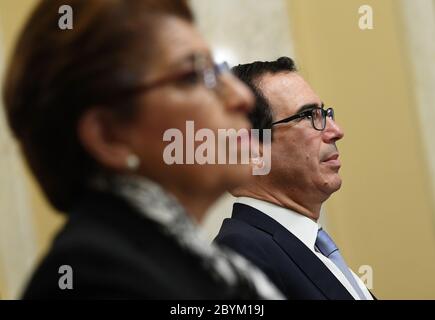 Washington, Stati Uniti. 10 Giugno 2020. Il Segretario del Tesoro degli Stati Uniti Steven Mnuchin attende di testimoniare alle udienze del Senato per le piccole imprese e l'imprenditorialità per esaminare l'attuazione del titolo i della CARES Act sulla Capitol Hill a Washington, DC mercoledì 10 giugno 2020. Foto di Kevin Dietsch/UPI Credit: UPI/Alamy Live News Foto Stock