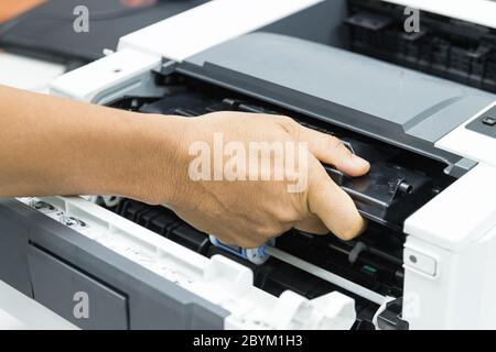 Tecnici che sostituiscono il toner nella riparazione dei materiali di consumo per ufficio della stampante laser Concept Foto Stock