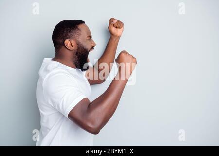 Stop. Profilo foto di pelle scura indignata il protesto africano protesta comunità urlare arrabbiato alzare i pugni esprimere togetherness cultura solitudine indossare Foto Stock