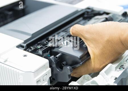 Tecnici che sostituiscono il toner nella riparazione dei materiali di consumo per ufficio della stampante laser Concept Foto Stock