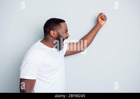 Profilo foto di pelle scura indignata africano ragazzo protester comunità urlare odio polizia arrabbiato alzare pugno dimostrazione esprimere insieme nero persone Foto Stock