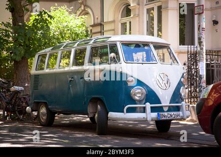 Volkswagen T1, VW van, chiamato Bulli nel distretto di Suedstadt, Bonn, Nord Reno-Westfalia, Germania. Volkswagen T1, VW-Bus, Bulli in der Suedstadt, Foto Stock