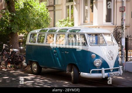 Volkswagen T1, VW van, chiamato Bulli nel distretto di Suedstadt, Bonn, Nord Reno-Westfalia, Germania. Volkswagen T1, VW-Bus, Bulli in der Suedstadt, Foto Stock