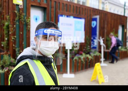 Marcela Benetti, un pulitore presso uno dei servizi igienici pubblici temporanei installati dal consiglio comunale di Dublino, sulle strade di Dublino. Foto Stock