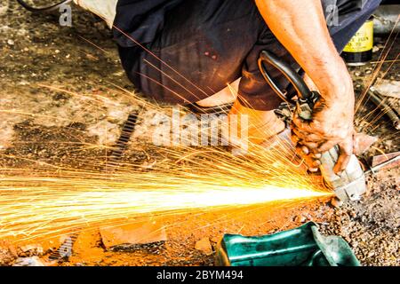 meccanica riparazione scintille in acciaio fuoco luce in auto stazione di officina Foto Stock