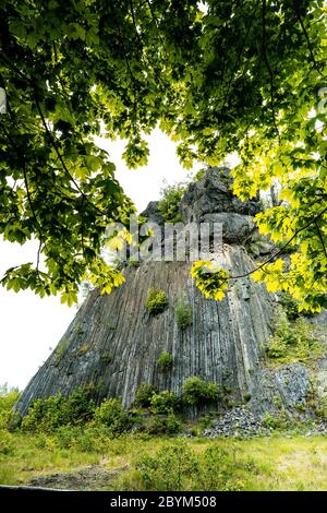 Paesaggio panoramico delle montagne Lusaziane vista di roccia basaltica (Zlaty vrch, repubblica Ceca). Colonne di colonna di basalto, organo di formazione di roccia vulcanica di lava sha Foto Stock