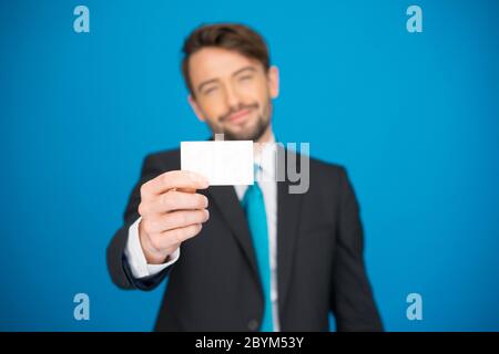 Bello imprenditore mostra blank business card Foto Stock