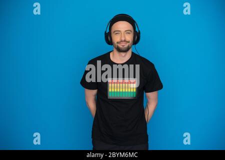 L'uomo dj che indossano le cuffie Foto Stock