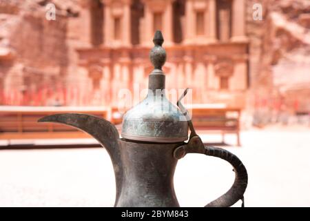 Caraffa per caffè arabo e biscotti serviti nella tenda beduina nel mezzo eas. Nel monastero o ad Deir, e l'edificio monumentale scolpito dalla roccia Foto Stock