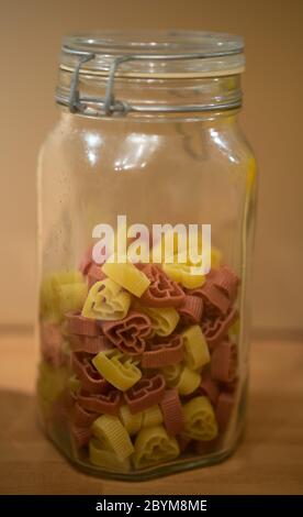 Essiccato a forma di cuore in pasta un vaso di storage Foto Stock