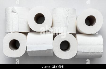 Rotoli di carta igienica su sfondo bianco Foto Stock