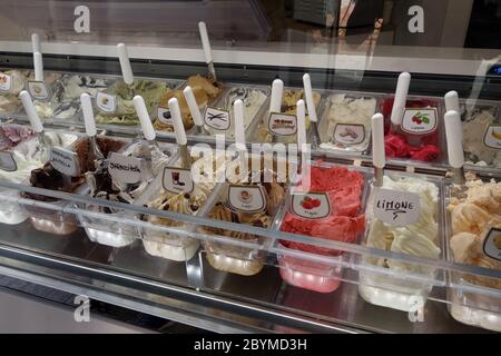 14.08.2016, Roma, Italia - diversi tipi di gelato in una gelateria. 00S160814D010CAROEX.JPG [VERSIONE DEL MODELLO: NON APPLICABILE, REL PROPRIETÀ Foto Stock