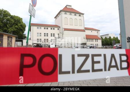 10 giugno 2020, Turingia, Nordhausen: Gli agenti di polizia assicurano la zona residenziale intorno al teatro di Nordhausen per uno smaltimento delle bombe. Più di 7000 persone devono essere evacuate dopo la scoperta di una bomba della seconda guerra mondiale. Foto: dpa-Zentralbild/dpa Foto Stock