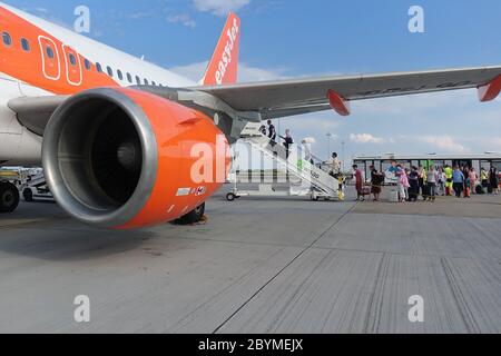 17.06.2019, Schoenefeld, Brandenburg, Germania - passeggeri che salgano a bordo di una macchina della compagnia aerea easyjet all'aeroporto di Schoenefeld. 00S190617D082CAROEX.JPG [. Foto Stock