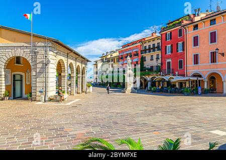 Desenzano del Garda, 11 settembre 2019: Mercato d'antiquariato d'epoca e monumento ad Angela Merici in piazza Giuseppe Malvezzi nel centro storico, sfondo blu del cielo, Lombardia Foto Stock