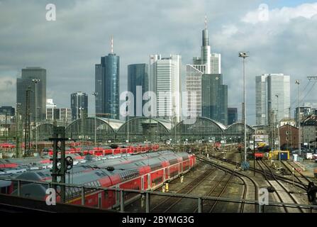 28.02.2020, Francoforte sul meno, Assia, Germania - Vista del quartiere bancario e della stazione centrale. 00S200228D434CAROEX.JPG [VERSIONE MODELLO: NO, PROP Foto Stock