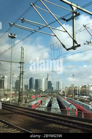 28.02.2020, Francoforte sul meno, Assia, Germania - Vista del quartiere bancario e della stazione centrale. 00S200228D428CAROEX.JPG [VERSIONE MODELLO: NO, PROP Foto Stock