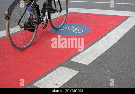 28.02.2020, Mannheim, Baden-Wuerttemberg, Germania - ciclisti che cavalcano su una pista ciclabile segnata in rosso. 00S200228D462CAROEX.JPG [VERSIONE DEL MODELLO: NO, PROPRIETÀ Foto Stock