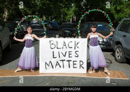 Giovani ballerini per strada che ci ricordano che 'Black Lives Matter.' dopo l'omicidio di George Floyd da parte della polizia e durante la pandemia di Covid-19. Brookly Foto Stock