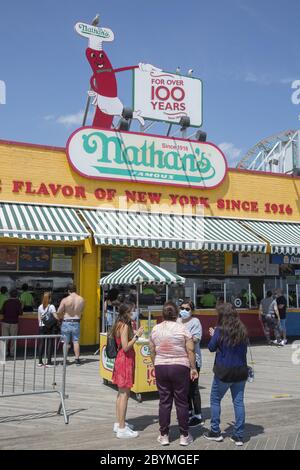 Il famoso Nathan's è ancora aperto per vendere hot dog sulla passerella a Coney Island durante la pandemia di Coronavirus a Brooklyn, New York. Foto Stock