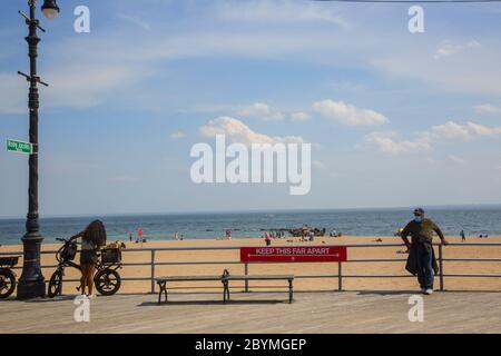 Spiaggia a Coney Island vista dalla famosa passerella durante la pandemia di Coronavirus Covid-19. Brooklyn, New York. Foto Stock