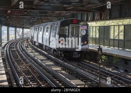 Il treno della metropolitana arriva alla West 8th Street Station vicino alla spiaggia aat Coney Island, Brooklyn, New York. Foto Stock