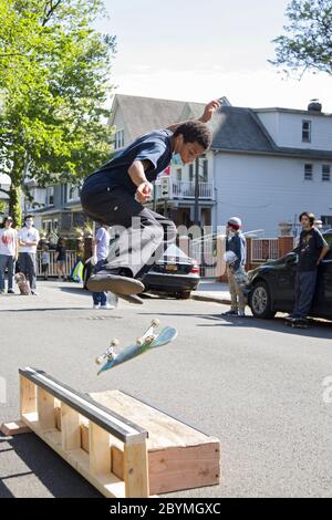 I ragazzi si allenano e si lasciano fare un po' di vapore, skateboard su una strada designata nel quartiere residenziale di Brooklyn Kensington durante il Covid-1 Foto Stock