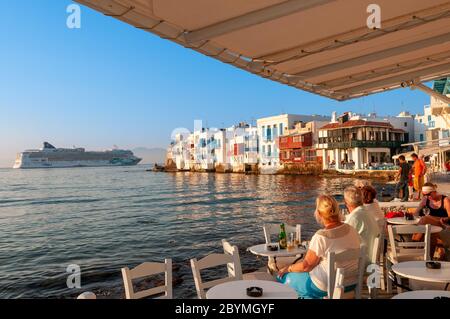 La nave di crociera i passeggeri al Waterfront Restaurant nella piccola area di Venezia di Mykonos, Grecia Foto Stock