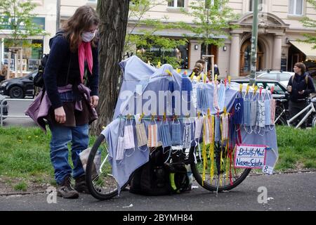 30.04.2020, Berlino, , Germania - Vendita privata di protettori per bocca e naso a fortuna su strada. 00S200430D394CAROEX.JPG [VERSIONE DEL MODELLO: NO, PROPRIETÀ Foto Stock