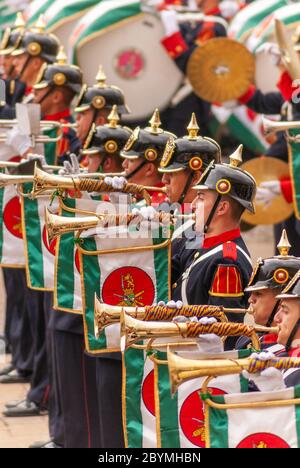 Banda militare che suona bugles durante una sfilata nei terreni della Casa de Narino Bogota Colombia Foto Stock