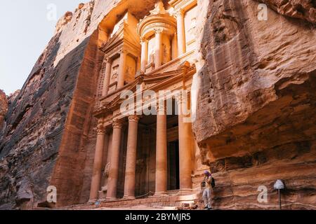 Bella vista panoramica al Khazneh - il tesoro, antica città di Petra, Giordania. Questa struttura è stata scolpita da una parete di pietra arenaria. Meraviglioso Foto Stock
